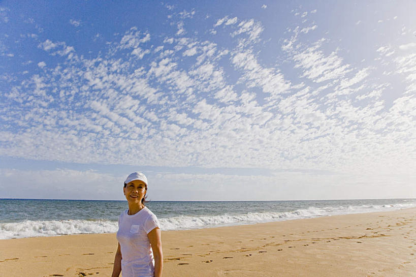 东方人,头发,一个人,站,走,笑,微笑,露齿笑,横图,室外,白天,正面,旅游,度假,海浪,海洋,沙滩,水,帽子,亚洲,仅一个年轻女性,仅一个女性,仅一个人,阴影,飞溅,服装,溅,光线,沙子,液体,影子,海岸,浪花,水滴,水平线,云,云朵,辽阔,海平线,沙地,云彩,扭头,注视,休闲装,黄种人,娱乐,运动帽,水珠,衣服,蓝色,白色,黑色,白云,蓝天,天空,阳光,海水,天,观察,看,站着,转头,享受,休闲,广阔,休闲服,鸭舌帽,放松,服饰,观看,一望无际,察看,关注,喷洒,海景,一顶,无边无际,一马平川,年轻女性,女人,女性,亚洲人,大海,风浪,海,海水的波动,海滩,近岸浪,涌浪,步行,散步,站立,走路,半身,彩图,水天相接,水天一线