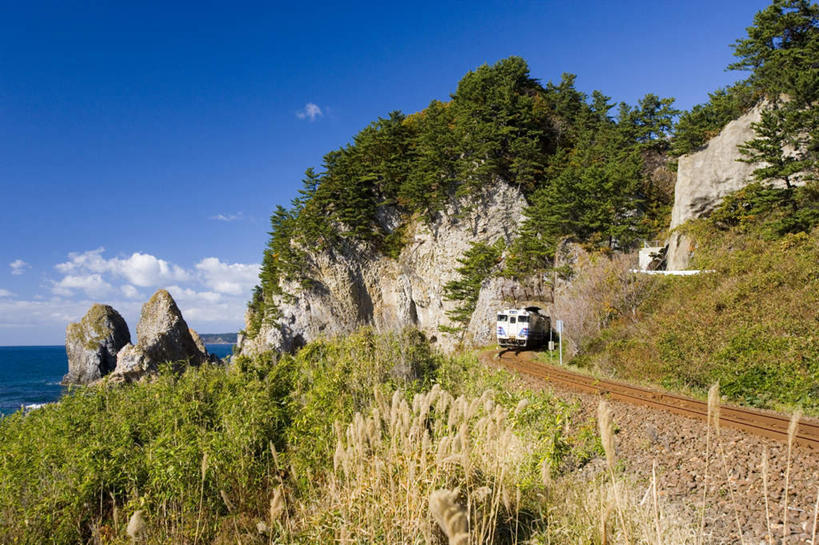 无人,横图,俯视,室外,白天,旅游,度假,草地,草坪,河流,礁石,石头,美景,水,植物,地铁,日本,亚洲,阴影,光线,石子,影子,河水,景观,水流,云,云朵,轨道交通,云彩,娱乐,草,树,树木,蓝色,绿色,白云,蓝天,天空,阳光,自然,天,驾驶,行驶,享受,休闲,景色,放松,生长,成长,操纵,控制,自然风光,东亚,操控,本州,本州岛,日本国,青森,青森县,东北地方,把持,礁,石块,岩石,彩图,高角度拍摄,地铁机动车,地下铁,轻轨