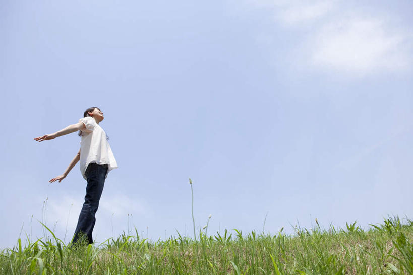 东方人,头发,一个人,站,伸展双臂,笑,微笑,露齿笑,横图,室外,白天,仰视,旅游,度假,草地,草坪,植物,亚洲,仅一个年轻女性,仅一个女性,仅一个人,伸展,阴影,裤子,光线,影子,云,云朵,云彩,注视,牛仔裤,黄种人,娱乐,草,蓝色,绿色,黑色,白云,蓝天,天空,阳光,天,观察,看,站着,享受,休闲,放松,观看,察看,关注,年轻女性,女人,女性,亚洲人,敞开双臂,伸开双臂,抬头,仰头,展开双肩,站立,张开手臂,张开双臂,彩图,低角度拍摄,全身