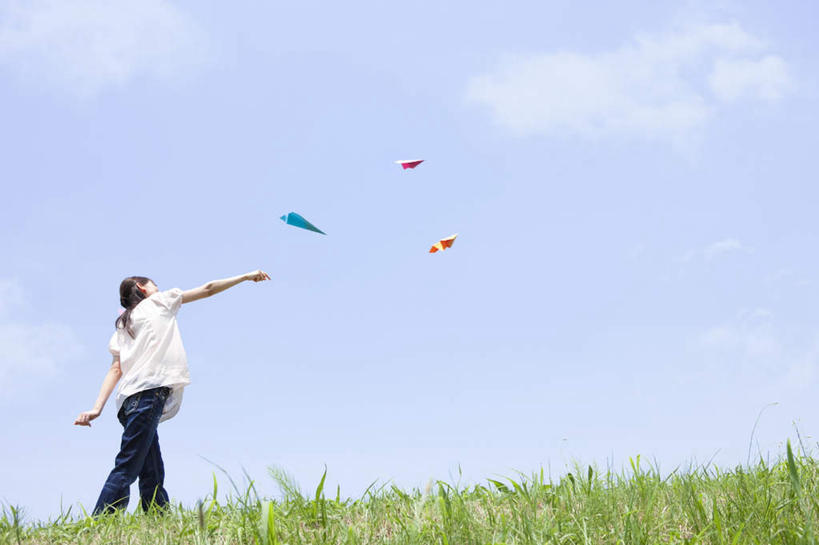 东方人,头发,一个人,站,横图,室外,白天,仰视,旅游,度假,游戏,飞机,亚洲,仅一个年轻女性,仅一个女性,仅一个人,阴影,服装,艺术,光线,影子,折纸,纸艺,手工艺品,云,云朵,玩,云彩,休闲装,黄种人,文化,娱乐,三个,衣服,红色,蓝色,绿色,白色,黑色,白云,蓝天,天空,阳光,工艺品,天,站着,享受,休闲,休闲服,放松,伸手,服饰,活动,纸飞机,高雅,发泄,消遣,智力,工艺折纸,自信心,品位,宣泄,年轻女性,女人,女性,亚洲人,抬头,玩耍,嬉戏,仰头,站立,彩图,低角度拍摄,全身