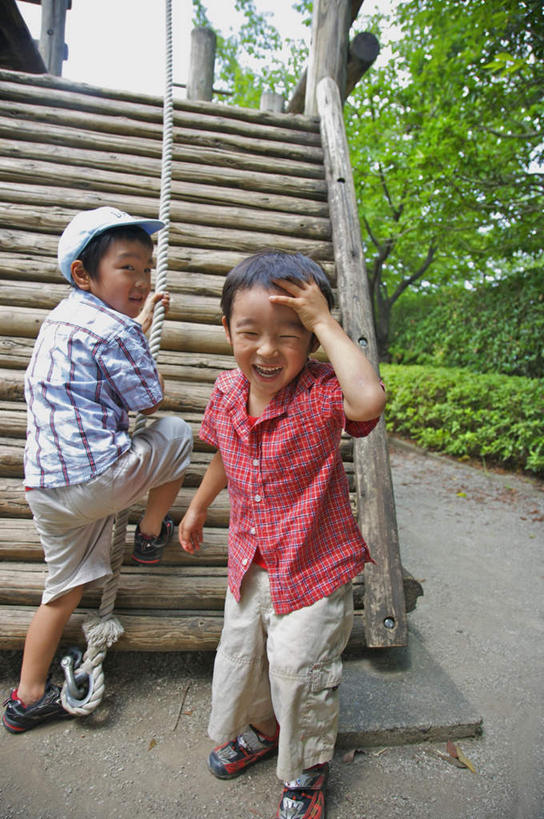 东方人,儿童,背部,头发,两个人,伙伴,朋友,栏杆,站,举,笑,摸,微笑,露齿笑,竖图,室外,白天,正面,旅游,度假,友谊,纯洁,草地,草坪,植物,楼梯,帽子,亚洲,抚摸,阴影,服装,光线,扶手,影子,阶梯,扭头,注视,休闲装,黄种人,娱乐,运动帽,护栏,台阶,草,树,树木,小孩,衣服,红色,蓝色,绿色,白色,黑色,蓝天,天空,阳光,自然,天,观察,看,托,站着,转头,享受,休闲,休闲服,鸭舌帽,放松,可爱,童年,童趣,服饰,生长,成长,观看,察看,关注,童真,烂漫,无邪,一顶,天真,友情,女孩,女人,女性,亚洲人,触摸,接触,举起,举手,举着,向上举,向上伸,向上托,站立,彩图,全身,女生