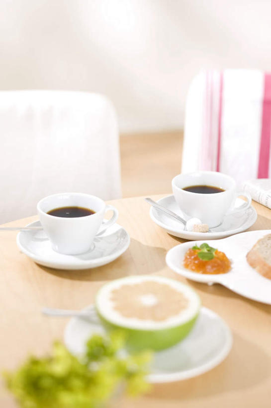 无人,竖图,俯视,室内,白天,植物,餐桌,桌子,柑橘,杯子,餐具,水果,阴影,新鲜,光线,瓷器,碟子,盘,盆栽,影子,生食,食品,果实,咖啡杯,盆景,陶瓷制品,食物,两个,一个,绿色,阳光,自然,盘子,碟,有机食品,绿色食品,生长,单个,成长,餐台,瓷杯,酸橙,橘子,桔子,橙子,橙,彩图,高角度拍摄