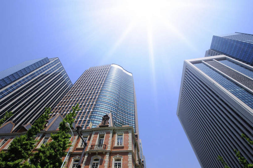 无人,高楼大厦,横图,室外,白天,仰视,旅游,度假,美景,植物,窗户,大厦,建筑,摩天大楼,东京,日本,亚洲,一排,许多,阴影,整齐,光线,影子,景观,云,云朵,云彩,娱乐,玻璃窗,树,树木,排列,蓝色,绿色,白云,蓝天,天空,阳光,自然,天,享受,休闲,景色,放松,生长,成长,队列,自然风光,东亚,本州,关东地方,本州岛,日本国,东京都,彩图,低角度拍摄,大楼,高层建筑,高楼,摩天楼