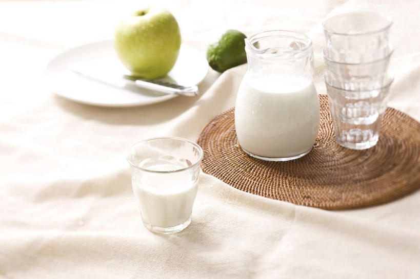 牛奶,无人,横图,俯视,室内,白天,桌面,柑橘,杯子,餐具,水果,阴影,新鲜,光线,布料,碟子,盘,影子,勺子,生食,食品,果实,饮品,两杯,营养,布纹,玻璃制品,桌布,食物,饮料,一个,绿色,白色,阳光,盘子,餐巾,水杯,调羹,碟,台布,汤匙,有机食品,绿色食品,单个,乳制品,奶,酸橙,安神,玻璃杯,橘子,桔子,橙子,橙,彩图,高角度拍摄