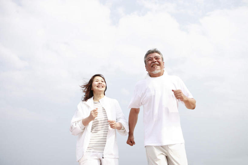 东方人,头发,两个人,家庭,夫妻,站,跑,笑,微笑,露齿笑,横图,室外,白天,正面,爱情,锻炼,旅游,度假,运动,亚洲,阴影,服装,光线,影子,云,云朵,浪漫,云彩,注视,休闲装,黄种人,娱乐,衣服,蓝色,白色,黑色,白云,蓝天,天空,阳光,天,观察,看,站着,享受,休闲,温暖,温馨,一家人,休闲服,恩爱,放松,恋人,服饰,观看,和睦,察看,关注,体育,老年男性,老年女性,男人,男性,女人,女性,亚洲人,长发,夫妇,情侣,跑步,站立,半身,彩图,健身,伴侣,融洽