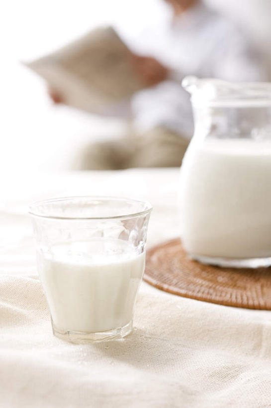 牛奶,东方人,一个人,坐,捧,摸,竖图,室内,白天,正面,报纸,杯子,餐具,亚洲,仅一个男性,仅一个人,一张,抚摸,握,服装,朦胧,模糊,信息,布料,碟子,盘,饮品,一杯,营养,拿,布纹,拿着,注视,休闲装,黄种人,玻璃制品,桌布,饮料,仅一个年轻男性,衣服,白色,盘子,餐巾,水杯,碟,台布,观察,看,靠,靠着,倚靠,休闲,休闲服,握着,服饰,观看,新闻,察看,乳制品,倚着,奶,关注,安神,男人,男性,年轻男性,亚洲人,玻璃杯,触摸,端,端着,接触,捧着,手捧,坐着,半身,彩图,报刊