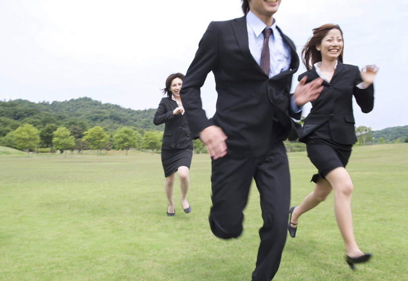 东方人,头发,三个人,同事,商务人士,商务男性,商务女性,站,跑,笑,微笑,露齿笑,横图,室外,白天,正面,衬衫,锻炼,成功,运动,合作,团队,集体,信心,草地,草坪,植物,亚洲,阴影,套装,光线,影子,云,云朵,领带,云彩,抬腿,注视,黄种人,队伍,草,树,树木,蓝色,绿色,黑色,白云,蓝天,天空,阳光,自然,天,观察,看,站着,生长,成长,观看,察看,领导,成就,关注,商务装,合伙,领袖,工薪阶层,体育,男人,男性,年轻男性,年轻女性,女人,女性,亚洲人,白领,上班族,跑步,站立,半身,彩图,衬衣,健身