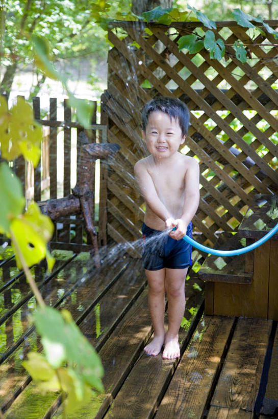 东方人,儿童,头发,一个人,栏杆,站,笑,摸,微笑,露齿笑,竖图,室外,白天,正面,旅游,度假,纯洁,草地,草坪,植物,亚洲,仅一个女性,仅一个人,抚摸,握,阴影,服装,光线,影子,围栏,拿,拿着,注视,休闲装,黄种人,娱乐,水管,浇水,护栏,草,树,树木,一个,小孩,衣服,粉色,蓝色,绿色,黑色,阳光,自然,观察,看,站着,仅一个小孩,享受,休闲,休闲服,放松,可爱,童年,童趣,握着,服饰,生长,单个,成长,观看,察看,关注,童真,烂漫,无邪,天真,女孩,女人,女性,亚洲人,孩子,长发,触摸,接触,站立,彩图,全身,女生