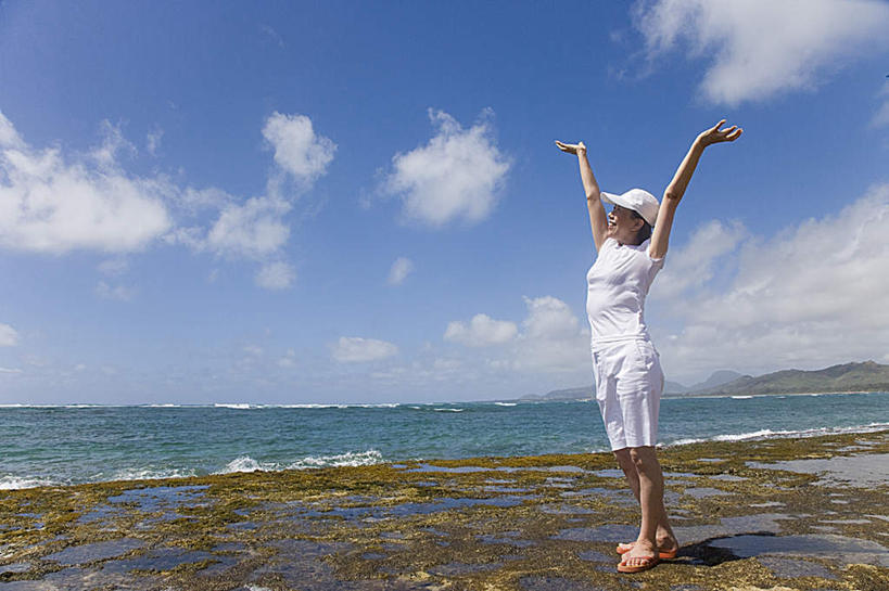 东方人,一个人,站,举,伸展双臂,笑,微笑,露齿笑,横图,室外,白天,侧面,旅游,度假,海浪,海洋,沙滩,水,帽子,亚洲,仅一个年轻女性,仅一个女性,仅一个人,阴影,飞溅,服装,溅,光线,沙子,液体,影子,海岸,浪花,水滴,云,云朵,沙地,云彩,注视,休闲装,黄种人,娱乐,运动帽,水珠,衣服,蓝色,白色,白云,蓝天,天空,阳光,海水,天,观察,看,托,站着,享受,休闲,休闲服,鸭舌帽,放松,服饰,观看,察看,关注,喷洒,海景,一顶,年轻女性,女人,女性,亚洲人,大海,风浪,海,海水的波动,海滩,近岸浪,涌浪,敞开双臂,举起,举手,举着,伸开双臂,向上举,向上伸,向上托,展开双肩,站立,张开手臂,张开双臂,彩图,全身