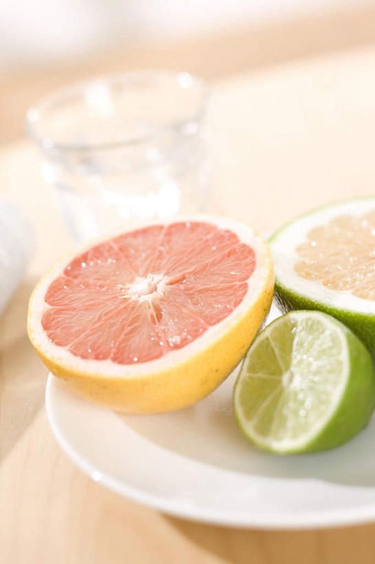 无人,竖图,俯视,室内,特写,白天,桌面,柑橘,杯子,餐具,水果,切开,阴影,朦胧,模糊,新鲜,光线,碟子,盘,影子,生食,食品,果实,玻璃制品,食物,三个,阳光,盘子,水杯,碟,切,有机食品,绿色食品,剖面,切面,酸橙,玻璃杯,橘子,桔子,橙子,橙,彩图,高角度拍摄