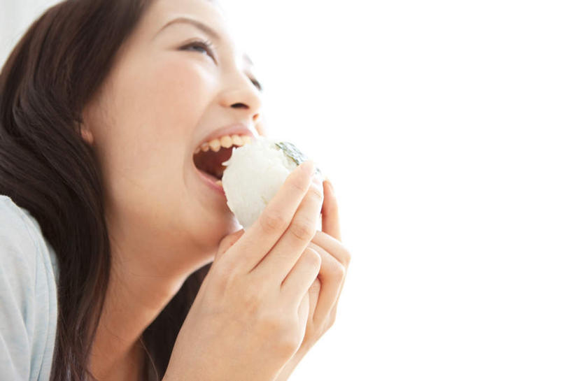 米饭,饭团,东方人,头发,一个人,站,举,笑,吃,微笑,露齿笑,横图,室内,白天,白色背景,仰视,亚洲,仅一个年轻女性,仅一个女性,仅一个人,握,阴影,服装,光线,影子,饭,拿,拿着,注视,休闲装,黄种人,一个,衣服,白色,黑色,阳光,观察,看,托,站着,张嘴,休闲,休闲服,握着,摄影,服饰,影棚,单个,观看,五谷,察看,关注,张大嘴巴,年轻女性,女人,女性,亚洲人,长发,张开嘴,举起,举手,举着,嚼,食,向上举,向上伸,向上托,站立,半身,彩图,低角度拍摄,影棚拍摄,拍摄