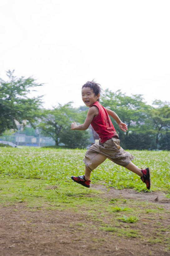 东方人,儿童,头发,一个人,站,跑,笑,微笑,露齿笑,竖图,室外,白天,侧面,锻炼,旅游,度假,纯洁,运动,草地,草坪,植物,亚洲,仅一个男性,仅一个人,阴影,服装,光线,影子,云,云朵,云彩,扭头,抬腿,注视,休闲装,黄种人,娱乐,草,树,树木,小孩,衣服,红色,蓝色,绿色,黑色,白云,蓝天,天空,阳光,自然,天,观察,看,站着,转头,仅一个小孩,享受,休闲,休闲服,放松,可爱,童年,童趣,抬手,服饰,生长,成长,观看,察看,关注,童真,烂漫,无邪,体育,天真,男孩,男人,男性,亚洲人,孩子,跑步,站立,彩图,全身,健身,男生