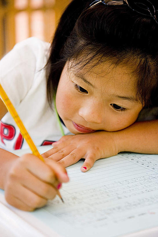 东方人,儿童,头发,一个人,坐,摸,竖图,俯视,室内,白天,纯洁,地板,亚洲,仅一个女性,仅一个人,撑,抚摸,握,写,阴影,服装,光线,笔,影子,办公用品,记事本,地面,拿,拿着,休闲装,黄种人,木地板,文具,小孩,衣服,黄色,白色,黑色,阳光,本子,笔记本,学习用品,低头,记录,仅一个小孩,休闲,休闲服,可爱,童年,童趣,握着,服饰,文具用品,一支,撑着,童真,烂漫,无邪,天真,女孩,女人,女性,亚洲人,孩子,触摸,接触,坐着,半身,彩图,高角度拍摄,女生