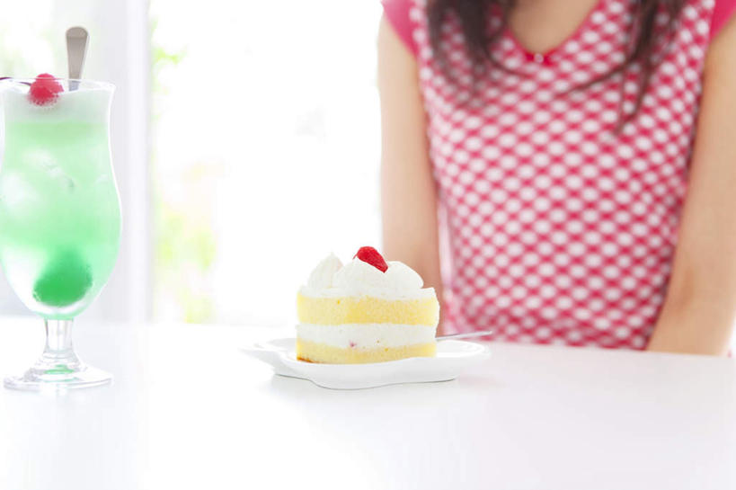 点心,东方人,头发,一个人,坐,横图,室内,白天,正面,下午茶,窗户,亚洲,仅一个年轻女性,仅一个女性,仅一个人,阴影,服装,光线,影子,墙,食品,冰激凌,清凉,休闲装,黄种人,玻璃窗,墙壁,墙面,食物,糕点,衣服,红色,黑色,阳光,冷饮,休闲,舒服,休闲服,冰淇淋,服饰,解暑,解渴,雪糕,舒爽,冰糕,消暑,年轻女性,女人,女性,亚洲人,长发,坐着,半身,彩图,蛋糕