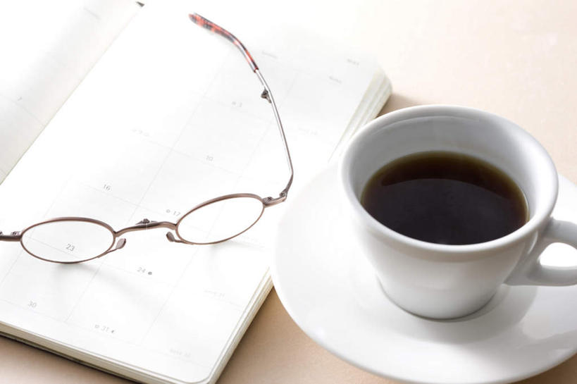 无人,横图,俯视,室内,白天,桌面,杯子,餐具,一本,一副,阴影,光线,瓷器,碟子,盘,眼镜,影子,记事本,咖啡杯,陶瓷制品,阳光,本子,笔记本,盘子,碟,瓷杯,近视眼镜,彩图,高角度拍摄