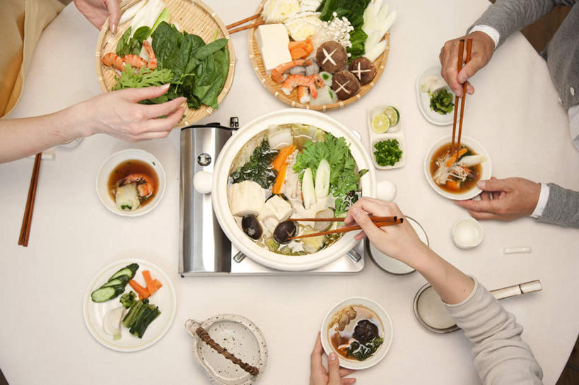 海鲜,东方人,手,三个人,伙伴,朋友,捧,摸,横图,俯视,室内,白天,烹饪,友谊,成功,合作,团队,集体,信心,筷子,蔬菜,杯子,餐具,亚洲,抚摸,握,新鲜,碟子,盘,菌菇,蘑菇,肉,虾,日本料理,料理,食品,夹,拿,菌类,拿着,黄种人,文化,传统,队伍,水产,菜肴,美食,肉类,海洋生物,食物,盘子,水杯,碟,日式料理,日式,手部,食用菌,握着,佳肴,有机食品,绿色食品,礼节,成就,水生动物,海产品,礼仪,水生物,合伙,肉食,海底动物,友情,男人,男性,年轻男性,年轻女性,女人,女性,亚洲人,茶杯,进餐用具,烹调用具,触摸,端,端着,接触,捧着,手捧,半身,彩图,高角度拍摄