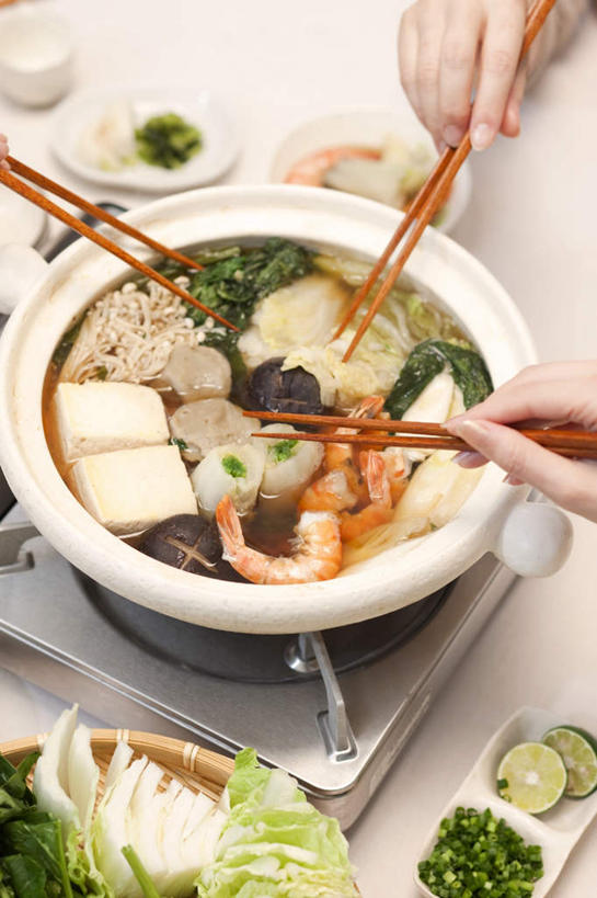 海鲜,豆腐,东方人,手,三个人,伙伴,朋友,摸,竖图,俯视,室内,白天,烹饪,友谊,成功,合作,团队,集体,信心,筷子,蔬菜,餐具,亚洲,抚摸,握,新鲜,碟子,盘,花菜,花椰菜,菌菇,蘑菇,西兰花,肉,虾,日本料理,料理,食品,夹,拿,菌类,拿着,黄种人,文化,传统,队伍,水产,菜肴,美食,肉类,海洋生物,食物,三个,盘子,碟,碗,日式料理,日式,手部,食用菌,握着,佳肴,有机食品,绿色食品,礼节,豆制品,成就,水生动物,海产品,礼仪,水生物,合伙,肉食,海底动物,友情,男人,男性,年轻男性,年轻女性,女人,女性,亚洲人,进餐用具,烹调用具,触摸,接触,半身,彩图,高角度拍摄