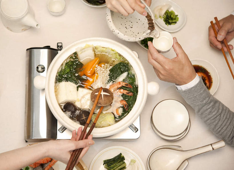 海鲜,豆腐,东方人,手,三个人,伙伴,朋友,摸,横图,俯视,室内,白天,烹饪,友谊,成功,合作,团队,集体,信心,筷子,蔬菜,餐具,亚洲,一锅,抚摸,握,新鲜,碟子,盘,花菜,花椰菜,菌菇,蘑菇,西兰花,肉,汤,虾,日本料理,料理,食品,夹,拿,菌类,拿着,黄种人,文化,传统,队伍,水产,菜肴,美食,肉类,海洋生物,食物,三个,盘子,碟,碗,日式料理,日式,手部,食用菌,握着,佳肴,有机食品,绿色食品,礼节,豆制品,成就,水生动物,海产品,礼仪,水生物,合伙,肉食,海底动物,友情,男人,男性,年轻男性,年轻女性,女人,女性,亚洲人,进餐用具,烹调用具,触摸,接触,半身,彩图,高角度拍摄