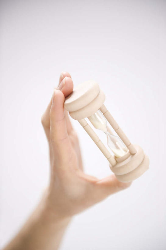 东方人,手,一个人,摸,竖图,室内,特写,白天,白色背景,正面,计时器,沙漏,亚洲,仅一个年轻女性,仅一个女性,仅一个人,抚摸,握,阴影,时间,光线,沙子,影子,拿,计时,拿着,黄种人,一个,阳光,手部,握着,摄影,影棚,单个,单手,定时器,准确,精准,年轻女性,女人,女性,亚洲人,触摸,接触,半身,彩图,影棚拍摄,拍摄