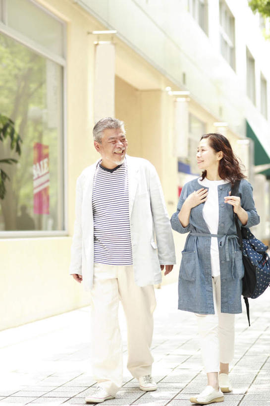 东方人,背,头发,两个人,家庭,夫妻,家,站,走,笑,摸,微笑,露齿笑,竖图,室外,白天,正面,爱情,旅游,度假,植物,窗户,道路,路,亚洲,抚摸,阴影,服装,光线,包,皮包,影子,房屋,屋子,小路,交通,浪漫,注视,休闲装,黄种人,娱乐,楼房,玻璃窗,相视,住宅,树,树木,一个,衣服,绿色,黑色,阳光,自然,背着,观察,看,站着,享受,休闲,温暖,温馨,一家人,面对面,休闲服,恩爱,放松,恋人,服饰,生长,单个,成长,观看,对视,单肩包,和睦,察看,关注,相对,相看,老年男性,老年女性,男人,男性,女人,女性,亚洲人,夫妇,情侣,步行,触摸,接触,散步,站立,走路,彩图,全身,房子,伴侣,融洽