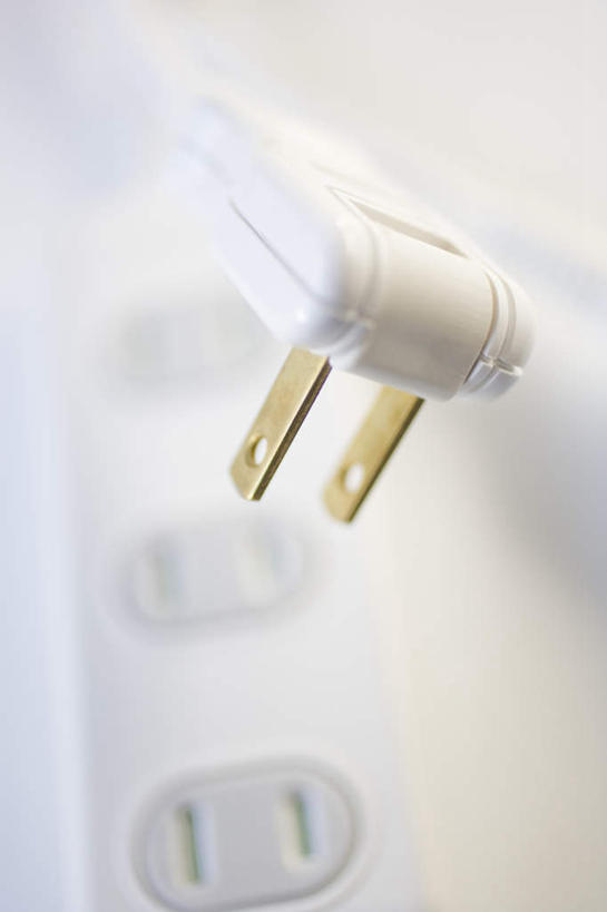 无人,竖图,俯视,室内,特写,白天,阴影,朦胧,模糊,电力,光线,电器,电线,线,影子,插座,电能,线路,阳光,电,电源,电源线,家用电器,能量,插线板,拖线板,电源转换器,排插,彩图,高角度拍摄