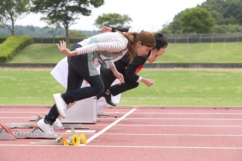 东方人,头发,三个人,体育馆,运动场,起跑线,起点,跑,横图,室外,白天,侧面,锻炼,成功,运动,合作,团队,集体,信心,草地,草坪,植物,亚洲,弯腰,阴影,服装,开始,光线,起跑器,影子,注视,休闲装,黄种人,体育场,队伍,草,树,树木,两个,衣服,蓝色,绿色,白色,黑色,蓝天,天空,阳光,自然,天,低头,观察,看,休闲,休闲服,服饰,田径场,生长,成长,观看,踮脚,察看,成就,关注,合伙,助跑器,起始,弯身,运动馆,体育,男人,男性,年轻男性,年轻女性,女人,女性,亚洲人,长发,跑步,彩图,全身,健身,起跑点