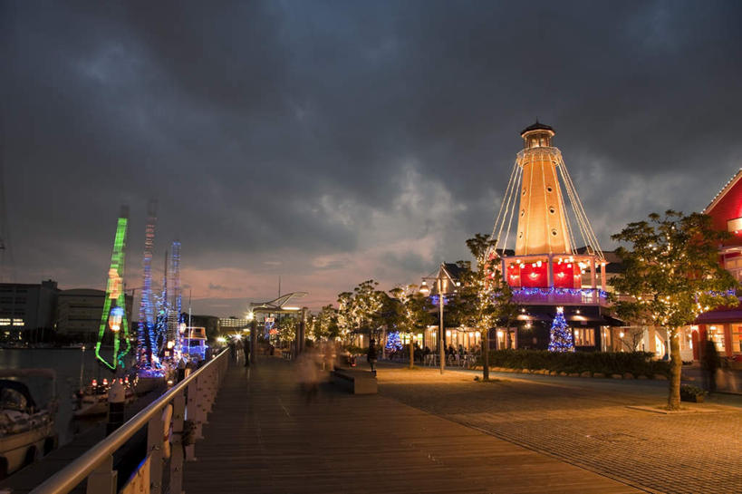 无人,家,栏杆,横图,室外,夜晚,正面,草地,草坪,河流,水,植物,照明,神奈川,日本,圣诞节,亚洲,阴影,节日,庆祝,装饰,光线,彩灯,瓷砖,地砖,影子,房屋,屋子,河水,水流,围栏,灯光,地面,横滨,横滨市,神奈川县,文化,护栏,楼房,住宅,灯,草,树,树木,绿色,阳光,自然,灯具,庆典,花灯,生长,成长,纪念,华丽,修饰,照亮,点缀,照明设备,东亚,本州,首府,关东地方,本州岛,日本国,衬托,美观,雅致,雅观,彩图,房子