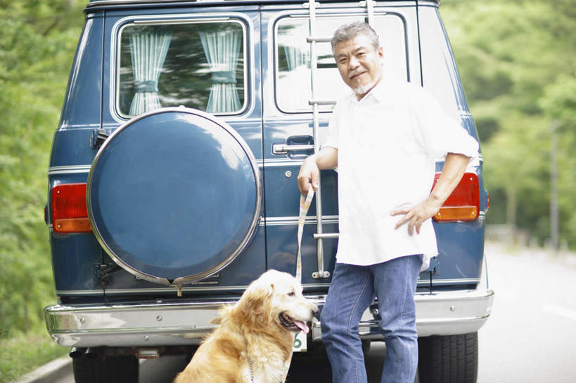 东方人,头发,一个人,站,笑,微笑,露齿笑,横图,室外,白天,正面,旅游,度假,森林,树林,植物,道路,路,汽车,宠物,狗,亚洲,仅一个男性,仅一个人,一辆,服装,小路,交通,注视,休闲装,黄种人,娱乐,金毛犬,手叉腰,车,树,树木,一只,衣服,黄色,绿色,白色,自然,动物,交通工具,轿车,叉腰,观察,看,靠,靠着,倚靠,站着,仅一个老年男性,享受,休闲,休闲服,放松,可爱,服饰,乡间小路,金毛,生长,成长,观看,察看,倚着,关注,载具,寻回犬,金毛寻回犬,忠诚,老年男性,男人,男性,亚洲人,犬,站立,半身,彩图