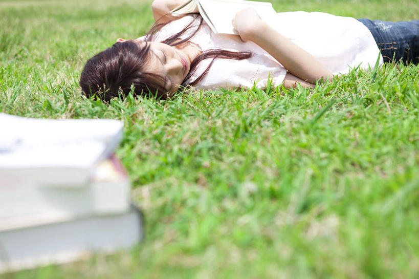 东方人,头发,一个人,躺,闭眼,摸,横图,室外,白天,正面,旅游,度假,草地,草坪,植物,书籍,亚洲,仅一个年轻女性,仅一个女性,仅一个人,一堆,抚摸,握,阴影,堆叠,堆积,服装,裤子,朦胧,模糊,光线,影子,拿,拿着,扭头,牛仔裤,休闲装,黄种人,娱乐,草,衣服,粉色,蓝色,绿色,黑色,阳光,转头,三本,享受,休闲,休闲服,放松,握着,服饰,堆,卧着,年轻女性,女人,女性,亚洲人,长发,书,图书,闭眼睛,闭着眼,闭着眼睛,触摸,接触,躺着,卧,半身,彩图