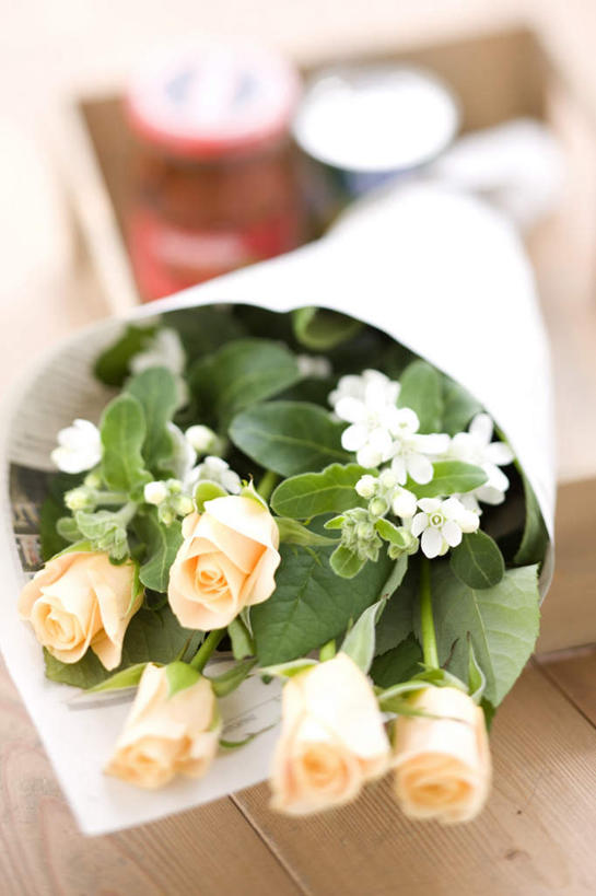 东方人,无人,竖图,俯视,室内,白天,爱情,幸福,纯洁,热情,桌面,玫瑰,亚洲,五朵,阴影,盛开,光线,木制,木盒,影子,玫瑰花,浪漫,花蕾,黄种人,花,花瓣,花朵,鲜花,一个,黄色,阳光,木制品,容器,花苞,花蕊,温暖,温馨,恩爱,单个,储藏,和睦,储存,感动,尊敬,天真,刺玫花,徘徊花,亚洲人,彩图,高角度拍摄,融洽,贮存