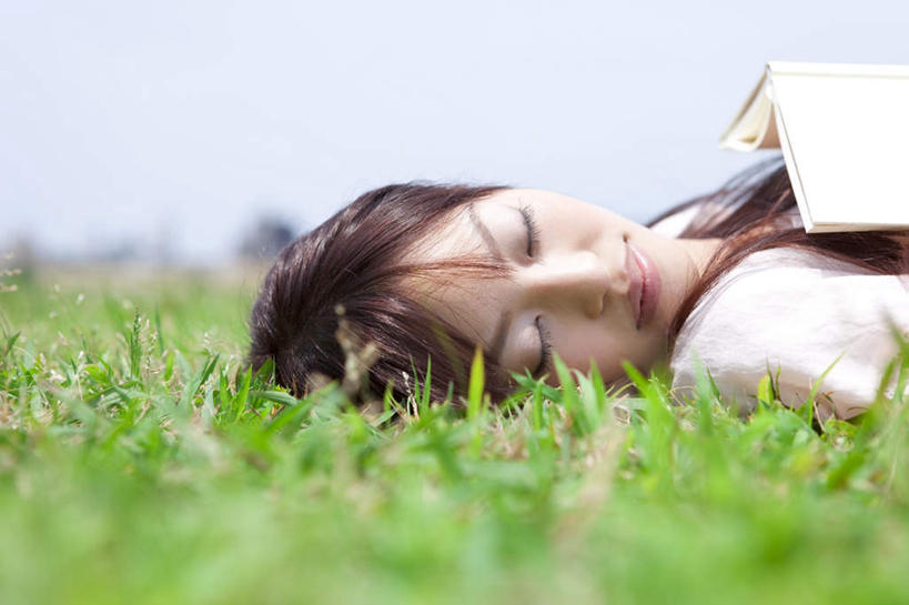 东方人,头发,一个人,躺,闭眼,笑,微笑,横图,室外,白天,侧面,旅游,度假,草地,草坪,植物,亚洲,仅一个年轻女性,仅一个女性,仅一个人,阴影,服装,光线,影子,云,云朵,云彩,扭头,休闲装,黄种人,娱乐,草,树,树木,衣服,蓝色,绿色,白色,黑色,白云,蓝天,天空,阳光,自然,天,转头,享受,休闲,休闲服,放松,服饰,生长,成长,卧着,年轻女性,女人,女性,亚洲人,长发,闭眼睛,闭着眼,闭着眼睛,躺着,卧,半身,彩图