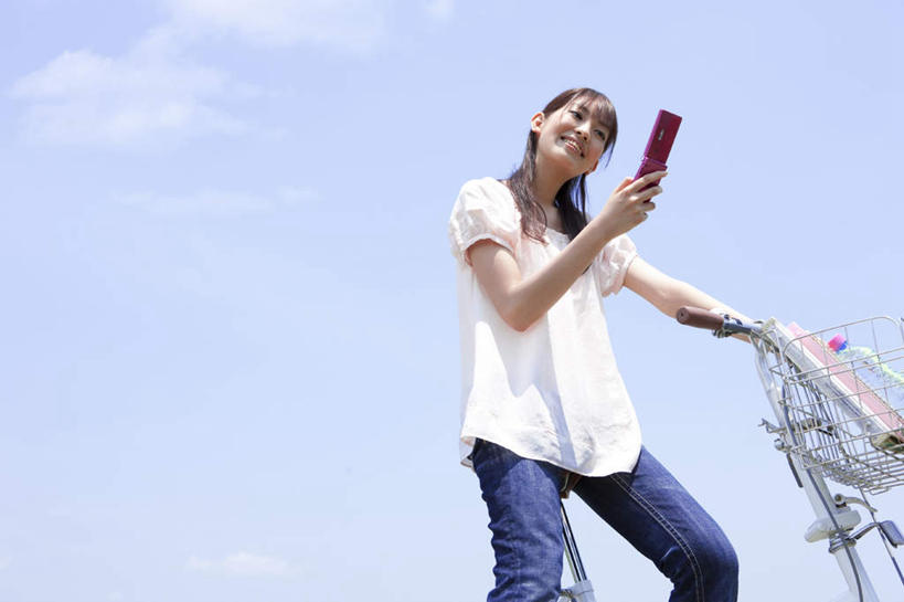 东方人,头发,一个人,坐,笑,摸,打电话,微笑,露齿笑,横图,室外,白天,仰视,旅游,度假,自行车,电话,手机,亚洲,仅一个年轻女性,仅一个女性,仅一个人,一辆,抚摸,敲打,握,阴影,服装,裤子,光线,影子,云,云朵,拿,云彩,拿着,注视,牛仔裤,休闲装,黄种人,娱乐,输入,通讯设备,车,脚踏车,衣服,蓝色,白色,黑色,白云,蓝天,天空,阳光,交通工具,天,打字,低头,观察,看,享受,休闲,休闲服,放松,握着,服饰,观看,点击,敲击,察看,关注,载具,一部,交流,按键,年轻女性,女人,女性,亚洲人,长发,触摸,沟通,接触,通话,坐着,半身,彩图,低角度拍摄