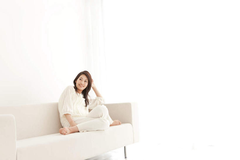 东方人,头发,一个人,坐,笑,摸,微笑,露齿笑,横图,室内,白天,正面,窗户,落地窗,沙发,亚洲,仅一个年轻女性,仅一个女性,仅一个人,撑,抚摸,阴影,服装,光线,瓷砖,地砖,影子,墙,地面,扭头,注视,休闲装,黄种人,玻璃窗,墙壁,墙面,衣服,白色,黑色,阳光,观察,看,靠,靠着,倚靠,转头,休闲,休闲服,服饰,观看,察看,撑着,倚着,关注,布艺沙发,年轻女性,女人,女性,亚洲人,长发,触摸,接触,坐着,彩图,全身