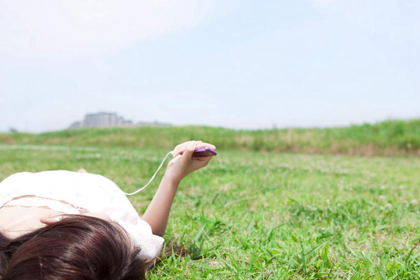 东方人,头发,一个人,躺,摸,横图,室外,白天,正面,旅游,度假,陶醉,快乐,草地,草坪,植物,亚洲,仅一个年轻女性,仅一个女性,仅一个人,抚摸,握,阴影,服装,光线,影子,云,云朵,音乐,拿,云彩,音乐播放器,拿着,休闲装,黄种人,娱乐,草,树,树木,一个,衣服,粉色,蓝色,绿色,白色,黑色,白云,蓝天,天空,阳光,自然,天,享受,休闲,休闲服,放松,握着,服饰,生长,单个,成长,MP3播放器,卧着,年轻女性,女人,女性,亚洲人,触摸,接触,躺着,卧,半身,彩图,播放器,沉醉