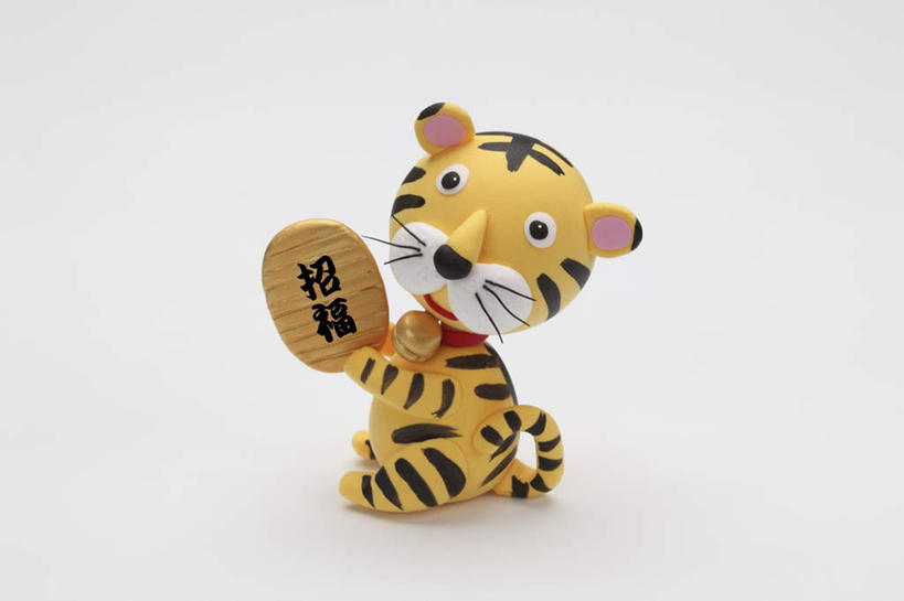 无人,横图,俯视,室内,特写,白天,白色背景,游戏,钱,桌面,哺乳动物,虎,野生动物,静物,玩具,握,朦胧,模糊,标志,铃铛,钱币,玩偶,文字,字符,拿,玩,拿着,扭头,注视,娱乐,标识,一个,动物,观察,看,转头,休闲,汉字,益智,握着,金融,摄影,影棚,经济,单个,观看,活动,察看,发泄,关注,消遣,智力,中文,凶猛,流通,贸易,宣泄,国文,华文,残暴,凶残,货币,现金,硬币,老虎,玩耍,嬉戏,彩图,高角度拍摄,影棚拍摄,拍摄