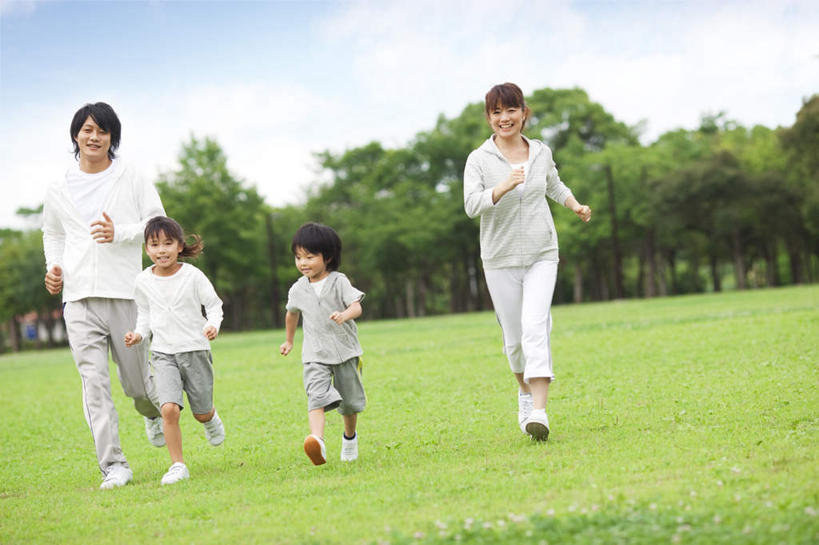 东方人,儿童,四个人,家庭,夫妻,母亲,父亲,女儿,儿子,跑,笑,微笑,露齿笑,横图,室外,白天,正面,爱情,锻炼,旅游,度假,纯洁,运动,草地,草坪,美景,植物,亚洲,服装,朦胧,模糊,景观,浪漫,休闲装,黄种人,娱乐,草,树,树木,小孩,衣服,绿色,自然,享受,休闲,温暖,温馨,父女,父子,母女,母子,一家人,休闲服,景色,恩爱,放松,父爱,可爱,母爱,童年,童趣,恋人,服饰,生长,成长,和睦,自然风光,童真,烂漫,无邪,体育,天真,男孩,男人,男性,年轻男性,年轻女性,女孩,女人,女性,亚洲人,孩子,年轻人,夫妇,情侣,跑步,彩图,全身,健身,伴侣,融洽,男生,女生