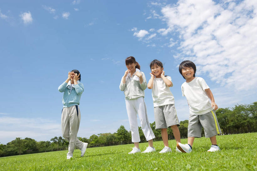 东方人,儿童,四个人,家庭,夫妻,母亲,父亲,女儿,儿子,站,举,笑,微笑,露齿笑,横图,室外,白天,仰视,爱情,旅游,度假,纯洁,草地,草坪,美景,树林,植物,亚洲,一排,服装,朦胧,模糊,整齐,景观,云,云朵,浪漫,云彩,休闲装,黄种人,娱乐,草,树,树木,排列,小孩,衣服,蓝色,绿色,白云,蓝天,天空,自然,天,托,站着,享受,休闲,温暖,温馨,父女,父子,母女,母子,一家人,休闲服,景色,恩爱,放松,父爱,可爱,母爱,童年,童趣,恋人,服饰,生长,晴朗,成长,和睦,队列,自然风光,童真,烂漫,无邪,天真,男孩,男人,男性,年轻男性,年轻女性,女孩,女人,女性,亚洲人,孩子,年轻人,夫妇,情侣,晴空,举起,举手,举着,向上举,向上伸,向上托,站立,彩图,低角度拍摄,全身,伴侣,融洽,男生,女生