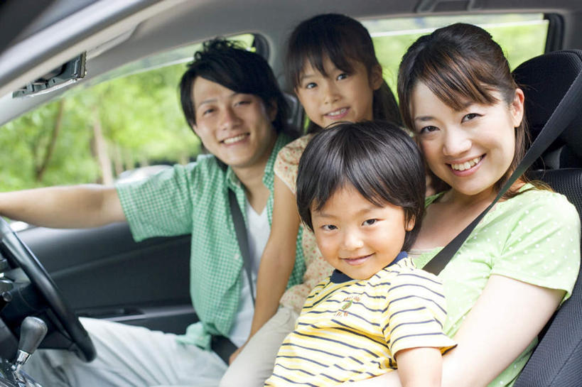 东方人,儿童,四个人,家庭,夫妻,母亲,父亲,女儿,儿子,坐,抱,笑,微笑,露齿笑,横图,室外,白天,侧面,爱情,旅游,度假,纯洁,安全,草地,草坪,美景,植物,汽车,亚洲,一辆,服装,朦胧,模糊,景观,带子,防护,浪漫,扭头,休闲装,黄种人,娱乐,车,草,小孩,衣服,绿色,自然,安全带,方向盘,绳子,交通工具,轿车,转头,享受,休闲,温暖,温馨,父女,父子,母女,母子,一家人,休闲服,景色,恩爱,放松,父爱,可爱,母爱,童年,童趣,恋人,服饰,抱着,保护,绳索,和睦,搂着,自然风光,载具,保险,童真,烂漫,无邪,安全绳,保全,周全,安稳,安定,平安,天真,男孩,男人,男性,年轻男性,年轻女性,女孩,女人,女性,亚洲人,孩子,年轻人,夫妇,情侣,怀抱,搂,搂抱,相抱,拥抱,坐着,半身,彩图,伴侣,融洽,男生,女生