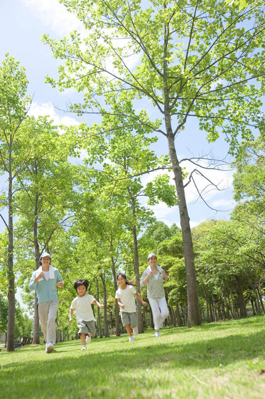 儿童,四个人,家庭,夫妻,母亲,父亲,女儿,儿子,跑,竖图,室外,白天,仰视,爱情,锻炼,纯洁,运动,草地,草坪,植物,朦胧,模糊,云,云朵,浪漫,云彩,草,树,树木,小孩,蓝色,绿色,白云,蓝天,天空,自然,天,温暖,温馨,父女,父子,母女,母子,一家人,恩爱,父爱,可爱,母爱,童年,童趣,恋人,生长,晴朗,成长,和睦,童真,烂漫,无邪,体育,天真,男孩,男人,男性,年轻男性,年轻女性,女孩,女人,女性,孩子,年轻人,夫妇,情侣,晴空,跑步,彩图,低角度拍摄,全身,健身,伴侣,融洽,男生,女生