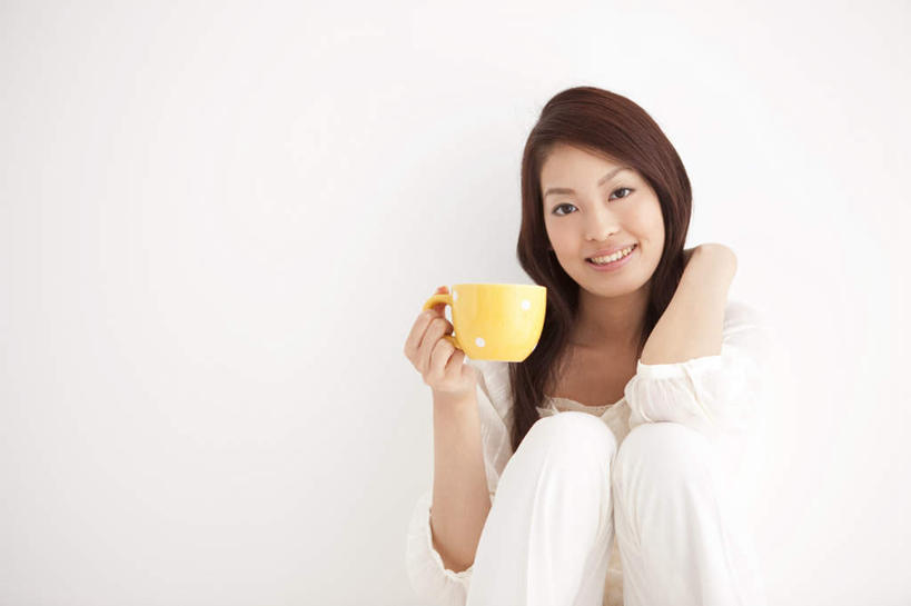 东方人,一个人,坐,举,笑,微笑,露齿笑,横图,室内,白天,正面,杯子,亚洲,仅一个年轻女性,仅一个女性,仅一个人,握,服装,朦胧,模糊,瓷器,咖啡杯,陶瓷制品,拿,拿着,注视,休闲装,黄种人,一个,衣服,黄色,观察,看,靠,靠着,托,倚靠,休闲,休闲服,握着,服饰,单个,观看,察看,倚着,关注,瓷杯,年轻女性,女人,女性,亚洲人,举起,举手,举着,向上举,向上伸,向上托,坐着,半身,彩图