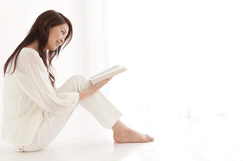 东方人,一个人,坐,笑,微笑,露齿笑,横图,室内,白天,白色背景,侧面,看书,阅读,书籍,亚洲,仅一个年轻女性,仅一个女性,仅一个人,握,学习,服装,朦胧,模糊,拿,拿着,注视,休闲装,黄种人,光脚,衣服,书本,低头,观察,看,靠,靠着,倚靠,休闲,赤脚,休闲服,读书,浏览,握着,摄影,服饰,影棚,观看,察看,倚着,关注,年轻女性,女人,女性,亚洲人,书,图书,坐着,彩图,全身,影棚拍摄,拍摄