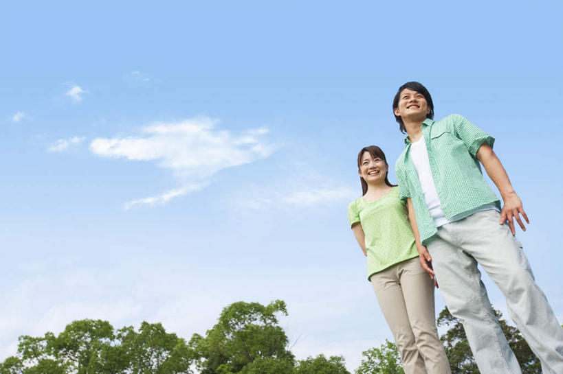 东方人,两个人,夫妻,站,笑,微笑,露齿笑,横图,室外,白天,仰视,爱情,植物,亚洲,服装,朦胧,模糊,云,云朵,浪漫,云彩,休闲装,黄种人,树,树木,衣服,蓝色,绿色,白云,蓝天,天空,自然,天,站着,休闲,休闲服,恩爱,恋人,服饰,生长,晴朗,成长,男人,男性,年轻男性,年轻女性,女人,女性,亚洲人,夫妇,情侣,晴空,站立,半身,彩图,低角度拍摄,伴侣