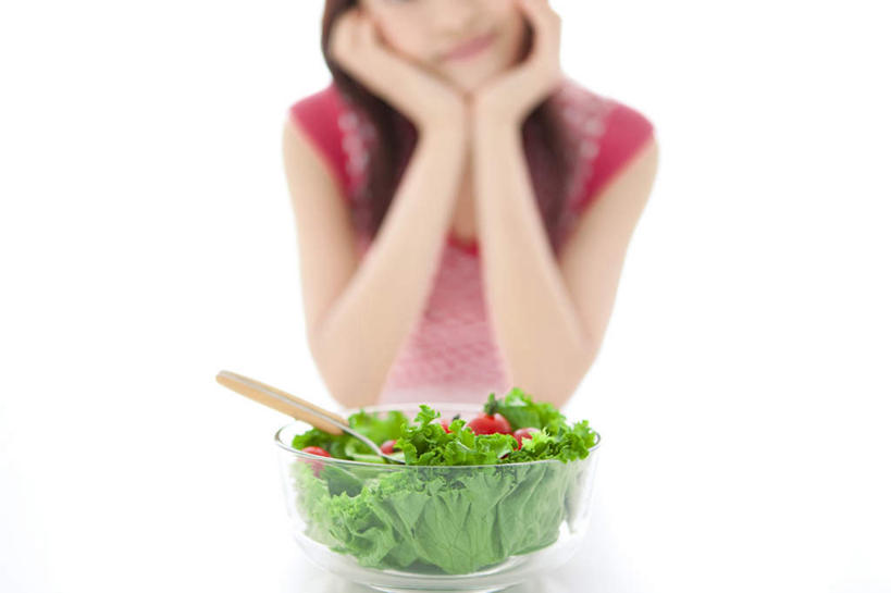 东方人,一个人,笑,微笑,横图,室内,白天,白色背景,正面,蔬菜,水果,亚洲,仅一个年轻女性,仅一个女性,仅一个人,一堆,许多,撑,堆叠,堆积,服装,朦胧,模糊,新鲜,木制,勺子,蔬菜沙拉,沙拉,食品,托腮,休闲装,黄种人,色拉,沙律,食物,一个,衣服,木制品,调羹,汤匙,碗,托,休闲,休闲服,摄影,服饰,有机食品,绿色食品,影棚,单个,色拉酱,堆,托下巴,千岛酱,年轻女性,女人,女性,亚洲人,半身,彩图,影棚拍摄,拍摄