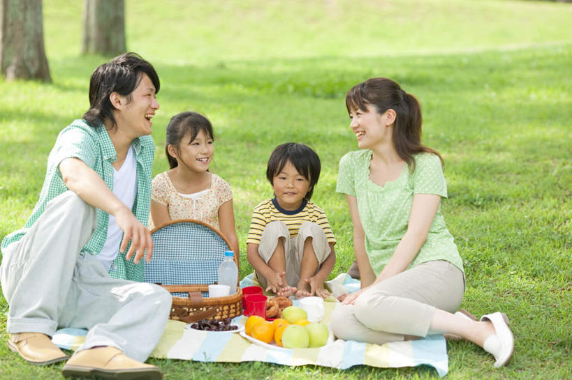 东方人,儿童,四个人,家庭,夫妻,母亲,父亲,女儿,儿子,坐,笑,微笑,露齿笑,横图,室外,白天,正面,爱情,纯洁,草地,草坪,树林,植物,苹果,柑橘,水果,亚洲,服装,朦胧,模糊,新鲜,篮子,坐垫,生食,食品,果实,浪漫,休闲装,黄种人,草,树,树木,食物,一个,小孩,衣服,绿色,自然,休闲,温暖,温馨,父女,父子,母女,母子,一家人,休闲服,恩爱,父爱,可爱,母爱,童年,童趣,恋人,服饰,有机食品,绿色食品,生长,单个,成长,和睦,童真,烂漫,无邪,野餐垫,野餐地毯,多功能毯,食物篮,天真,男孩,男人,男性,年轻男性,年轻女性,女孩,女人,女性,亚洲人,孩子,年轻人,夫妇,情侣,橘子,桔子,橙子,橙,坐着,彩图,全身,伴侣,融洽,野餐篮,男生,女生