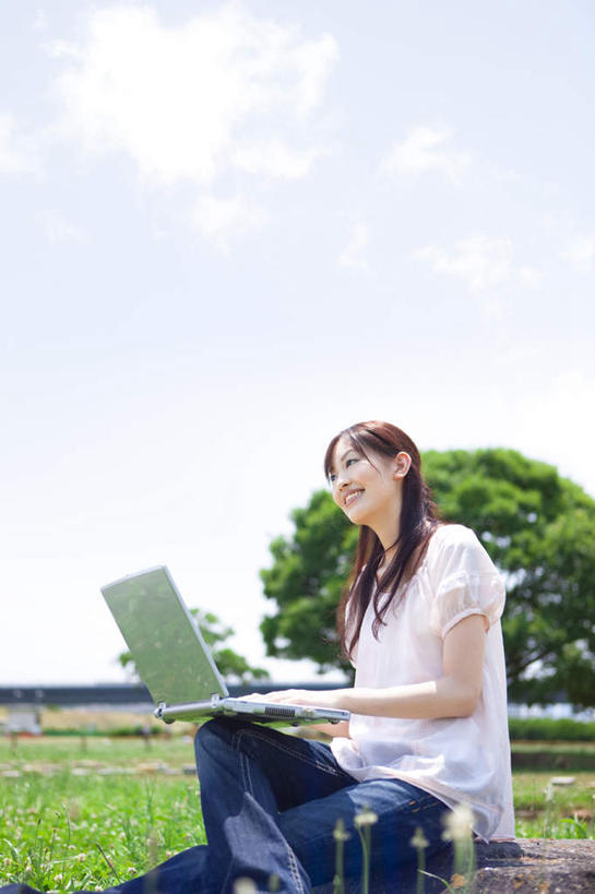 东方人,一个人,坐,笑,盘腿,微笑,露齿笑,竖图,室外,白天,侧面,旅游,度假,电脑,笔记本电脑,草地,草坪,美景,植物,亚洲,仅一个年轻女性,仅一个女性,仅一个人,敲打,服装,朦胧,模糊,网络,景观,云,云朵,云彩,休闲装,黄种人,娱乐,输入,通讯设备,草,树,树木,衣服,蓝色,绿色,白云,蓝天,天空,自然,天,打字,享受,休闲,休闲服,景色,放松,服饰,生长,晴朗,成长,点击,敲击,无线,自然风光,通信设备,无线网络,无线上网,便携式电脑,按键,手提电脑,年轻女性,女人,女性,亚洲人,晴空,盘腿而坐,盘膝,盘着腿的,盘着腿坐,双腿交叉,坐着,半身,彩图