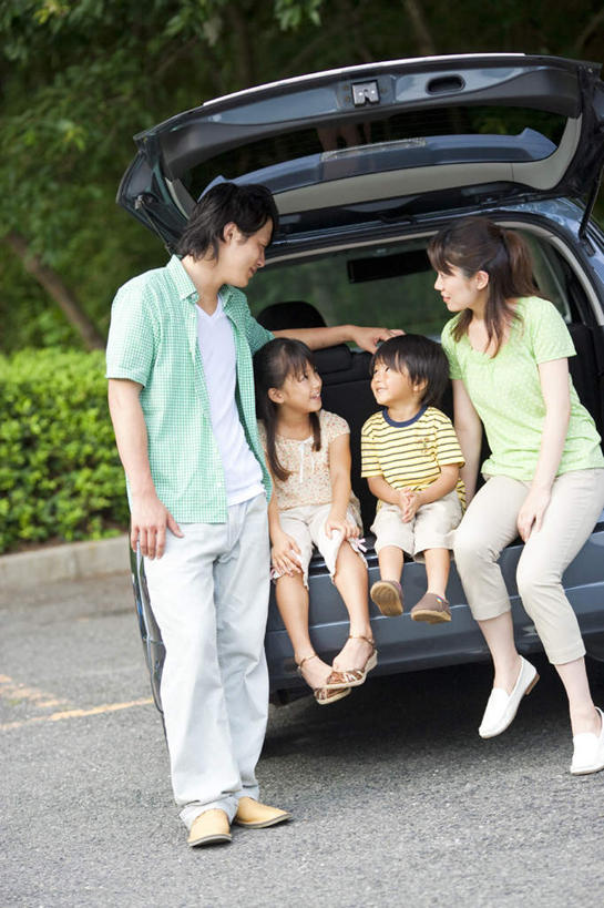 儿童,四个人,家庭,夫妻,母亲,父亲,女儿,儿子,站,坐,笑,说,微笑,露齿笑,竖图,室外,白天,正面,爱情,讨论,纯洁,草地,草坪,植物,道路,路,公路,汽车,一辆,朦胧,模糊,交通,浪漫,车,草,树,树木,小孩,绿色,自然,交通工具,轿车,站着,温暖,温馨,父女,父子,母女,母子,一家人,恩爱,父爱,可爱,母爱,童年,童趣,恋人,生长,成长,和睦,载具,童真,烂漫,无邪,交流,天真,男孩,男人,男性,年轻男性,年轻女性,女孩,女人,女性,孩子,年轻人,夫妇,情侣,马路,沟通,讲话,交谈,商讨,说话,谈话,站立,坐着,彩图,全身,伴侣,融洽,男生,女生