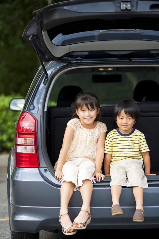 东方人,儿童,两个人,伙伴,朋友,坐,竖图,室外,白天,正面,友谊,纯洁,草地,草坪,植物,道路,路,公路,汽车,亚洲,撑,服装,朦胧,模糊,交通,休闲装,黄种人,车,草,小孩,衣服,绿色,交通工具,轿车,休闲,休闲服,可爱,童年,童趣,服饰,撑着,载具,童真,烂漫,无邪,天真,友情,男孩,男人,男性,女孩,女人,女性,亚洲人,马路,坐着,彩图,全身,男生,女生