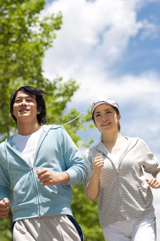 东方人,两个人,夫妻,跑,笑,微笑,露齿笑,竖图,室外,白天,仰视,爱情,锻炼,旅游,度假,运动,美景,树林,植物,亚洲,阴影,服装,朦胧,模糊,光线,影子,景观,云,云朵,浪漫,云彩,休闲装,黄种人,娱乐,树,树木,衣服,蓝色,绿色,白云,蓝天,天空,阳光,自然,天,享受,休闲,休闲服,景色,恩爱,放松,恋人,服饰,生长,晴朗,成长,自然风光,体育,男人,男性,年轻男性,年轻女性,女人,女性,亚洲人,夫妇,情侣,晴空,跑步,半身,彩图,低角度拍摄,健身,伴侣