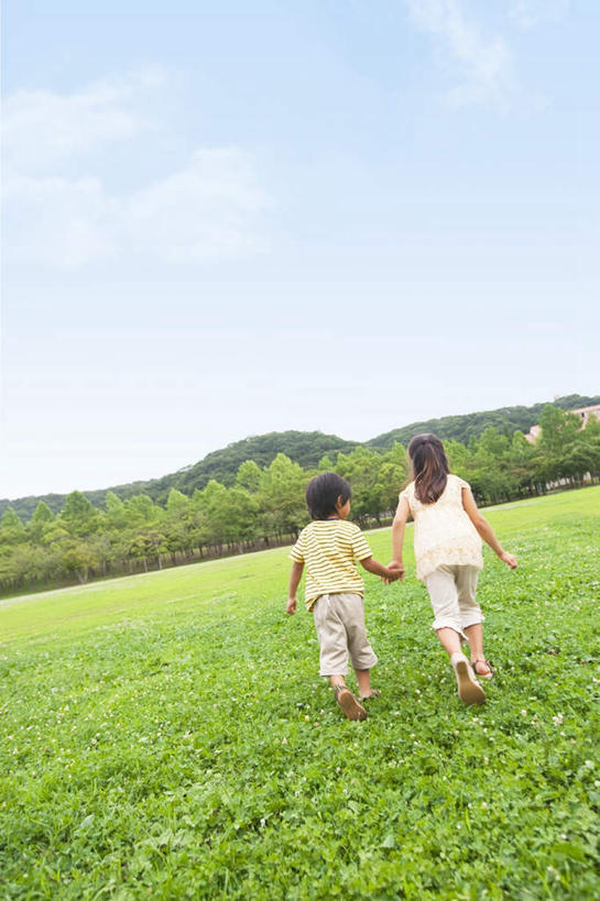 东方人,儿童,两个人,伙伴,朋友,走,握手,竖图,室外,白天,旅游,度假,友谊,纯洁,草地,草坪,美景,山,山脉,植物,亚洲,服装,朦胧,模糊,景观,山峰,云,云朵,山峦,云彩,休闲装,黄种人,娱乐,草,小孩,背面,衣服,蓝色,绿色,白云,蓝天,天空,自然,群山,天,享受,休闲,休闲服,景色,放松,可爱,童年,童趣,服饰,晴朗,自然风光,童真,烂漫,无邪,天真,友情,男孩,男人,男性,女孩,女人,女性,亚洲人,晴空,步行,搀手,拉手,散步,手搀手,手拉手,手牵手,手握手,走路,彩图,全身,男生,女生