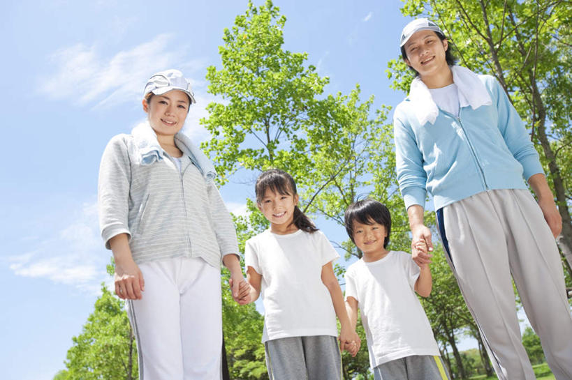 东方人,儿童,四个人,家庭,夫妻,母亲,父亲,女儿,儿子,站,握手,笑,微笑,露齿笑,横图,室外,白天,仰视,爱情,旅游,度假,纯洁,美景,植物,亚洲,一排,阴影,服装,朦胧,模糊,整齐,光线,影子,景观,云,云朵,浪漫,云彩,休闲装,黄种人,娱乐,树,树木,排列,小孩,衣服,蓝色,绿色,白云,蓝天,天空,阳光,自然,天,站着,享受,休闲,温暖,温馨,父女,父子,母女,母子,一家人,休闲服,景色,恩爱,放松,父爱,可爱,母爱,童年,童趣,恋人,服饰,生长,晴朗,成长,和睦,队列,自然风光,童真,烂漫,无邪,天真,男孩,男人,男性,年轻男性,年轻女性,女孩,女人,女性,亚洲人,孩子,年轻人,夫妇,情侣,晴空,搀手,拉手,手搀手,手拉手,手牵手,手握手,站立,半身,彩图,低角度拍摄,伴侣,融洽,男生,女生